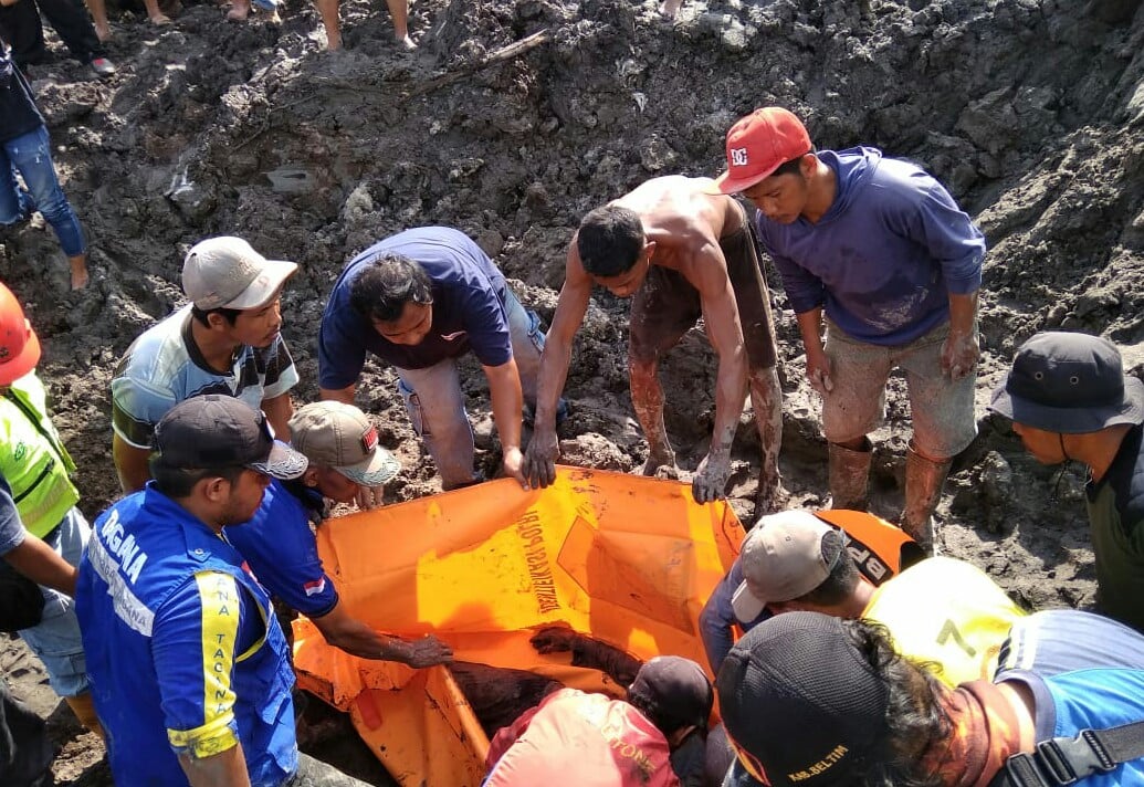 Empat pekerja tambang timah di Beltim tertimbun longsoran tanah.
