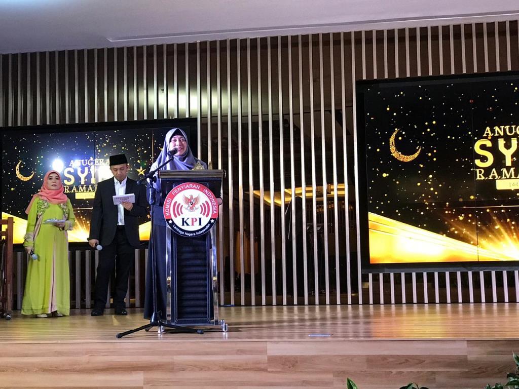 Public Relation and Publicity Manager Metro TV Henny Puspitasari saat menerima penghargaan Anugerah Syiar Ramadan 2019.