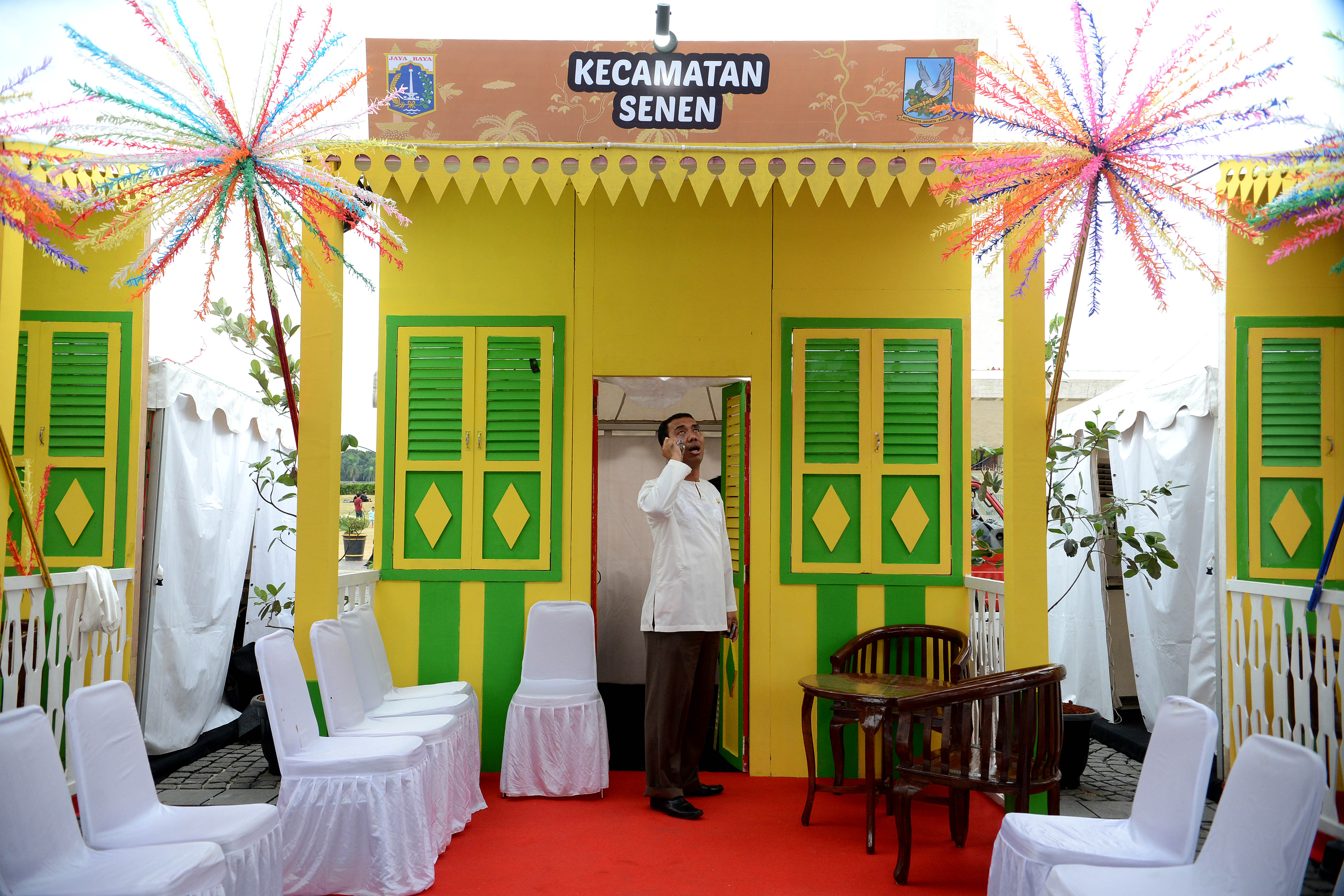 Pekerja menuntaskan pembangunan venue dalam gelaran Lebaran Betawi di Monas, Jakarta.