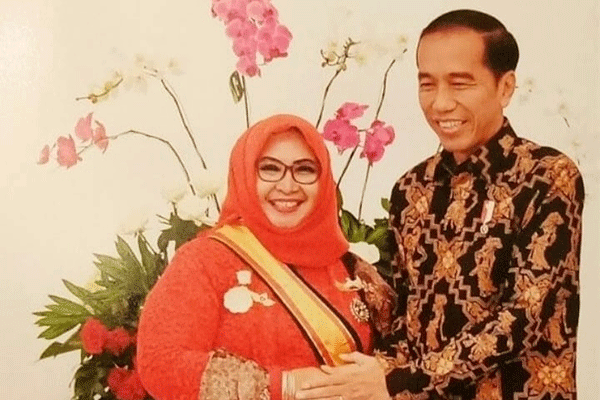 Sekretaris Jenderal Forum Silaturahmi Keraton Nusantara (FSKN), RA Yani WSS Kuswodidjojo (kiri) dan Presiden Joko Widodo