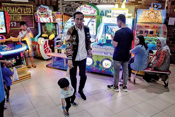 Presiden Joko Widodo beserta keluarga mengunjungi Mal Paragon, Surakarta, Jawa Tengah, Sabtu (27/7).