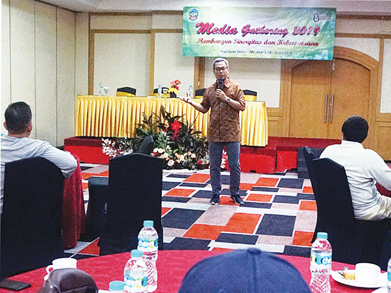 Direktur Pemberitaan nonaktif Media Indonesia Usman Kansong menyampaikan materi saat Gathering Wartawan Banyumas bersama Pemkab Banyumas.