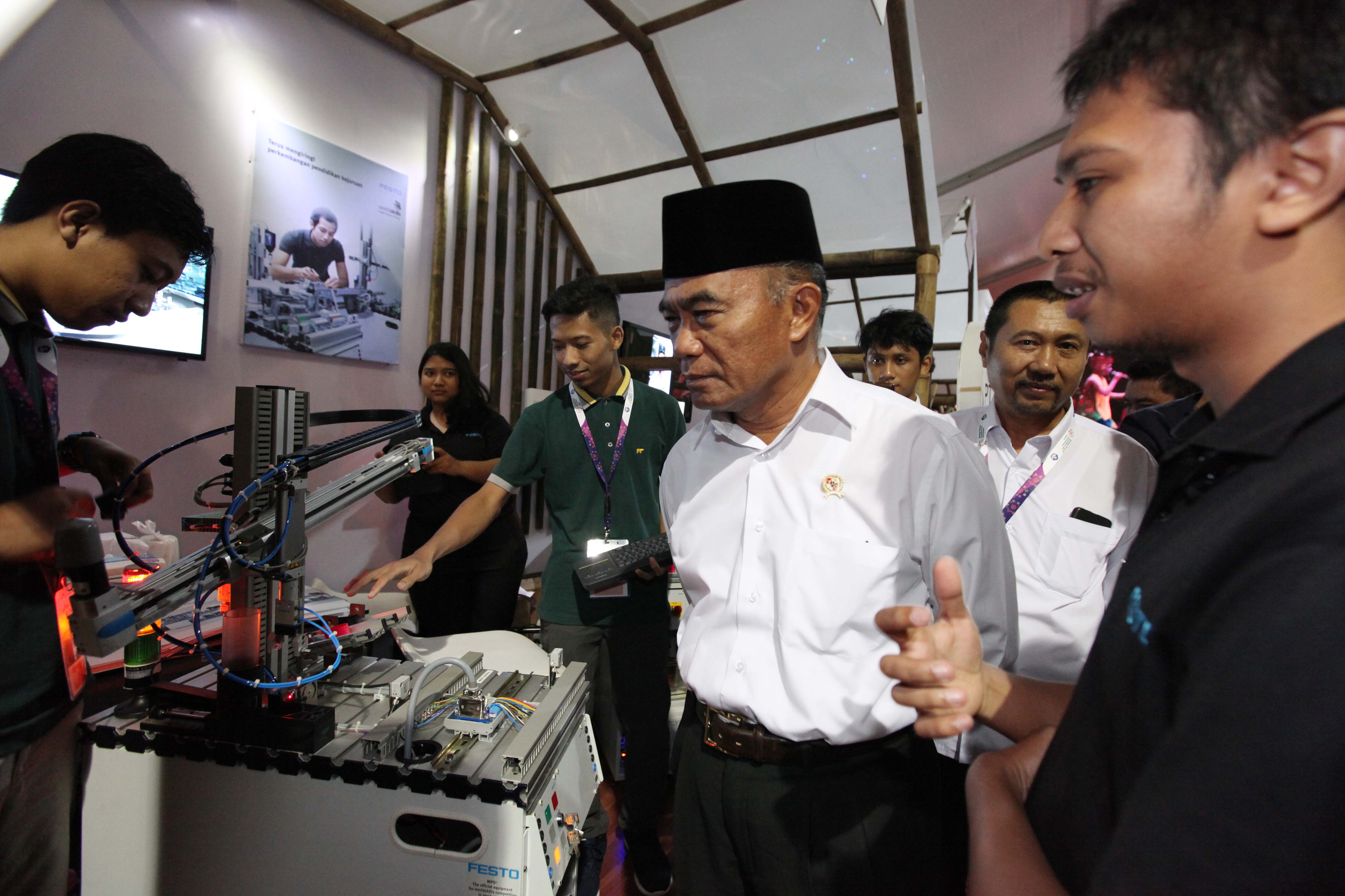Menteri Pendidikan dan Kebudayaan Muhadjir Effendy meninjau stand peserta ketika acara pameran pada Rembuknas Kementerian Pendidikan