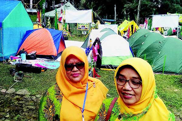 Dua peserta dari 629 kader Aisyiyah mengikuti kegiatan jambore di Bumi Perkemahan Umbang-Umbang Tawangmangu