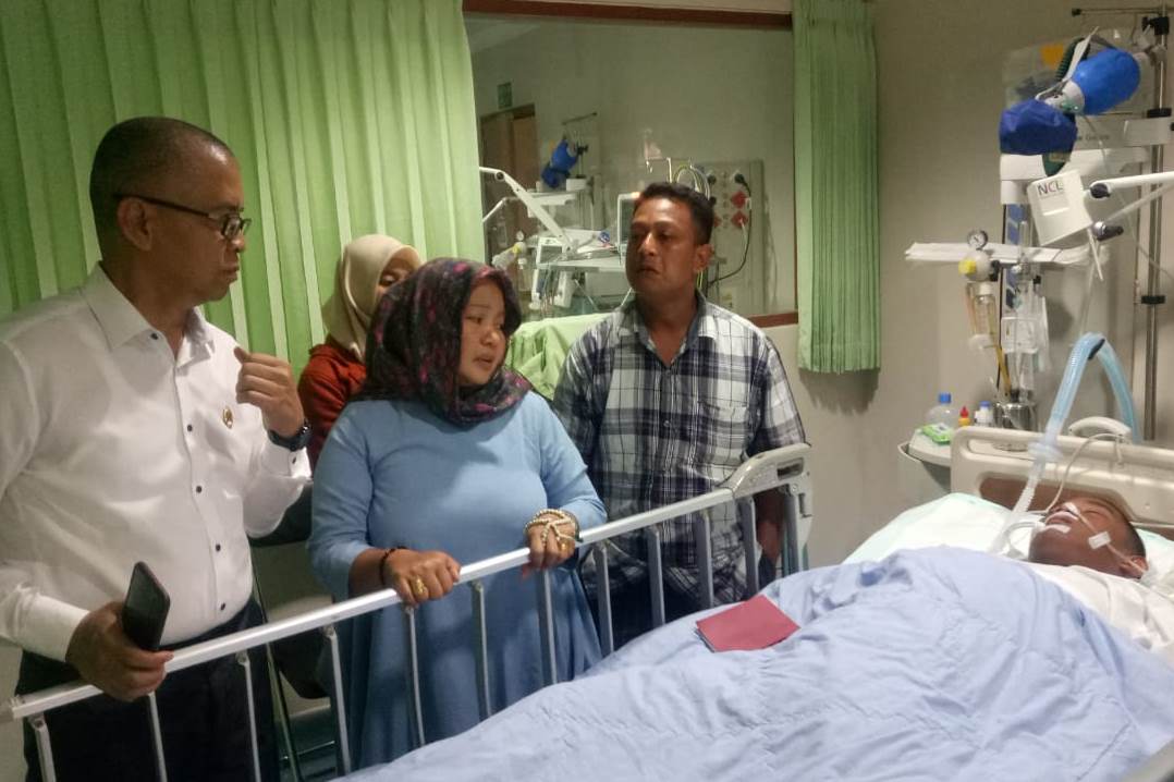 Kepala Dinas Pendidikan Sumatra Selatan Widodo (kiri) saat menjenguk korban di RS RK Charitas, Rabu (17/7).