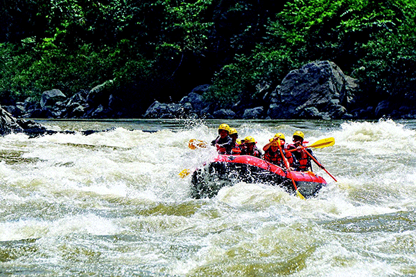 Arung jeram disungai mahakam yang panjangnya 920 kilometer ini banyak orang menguji nyali sekaligus memacu adrenalin 
