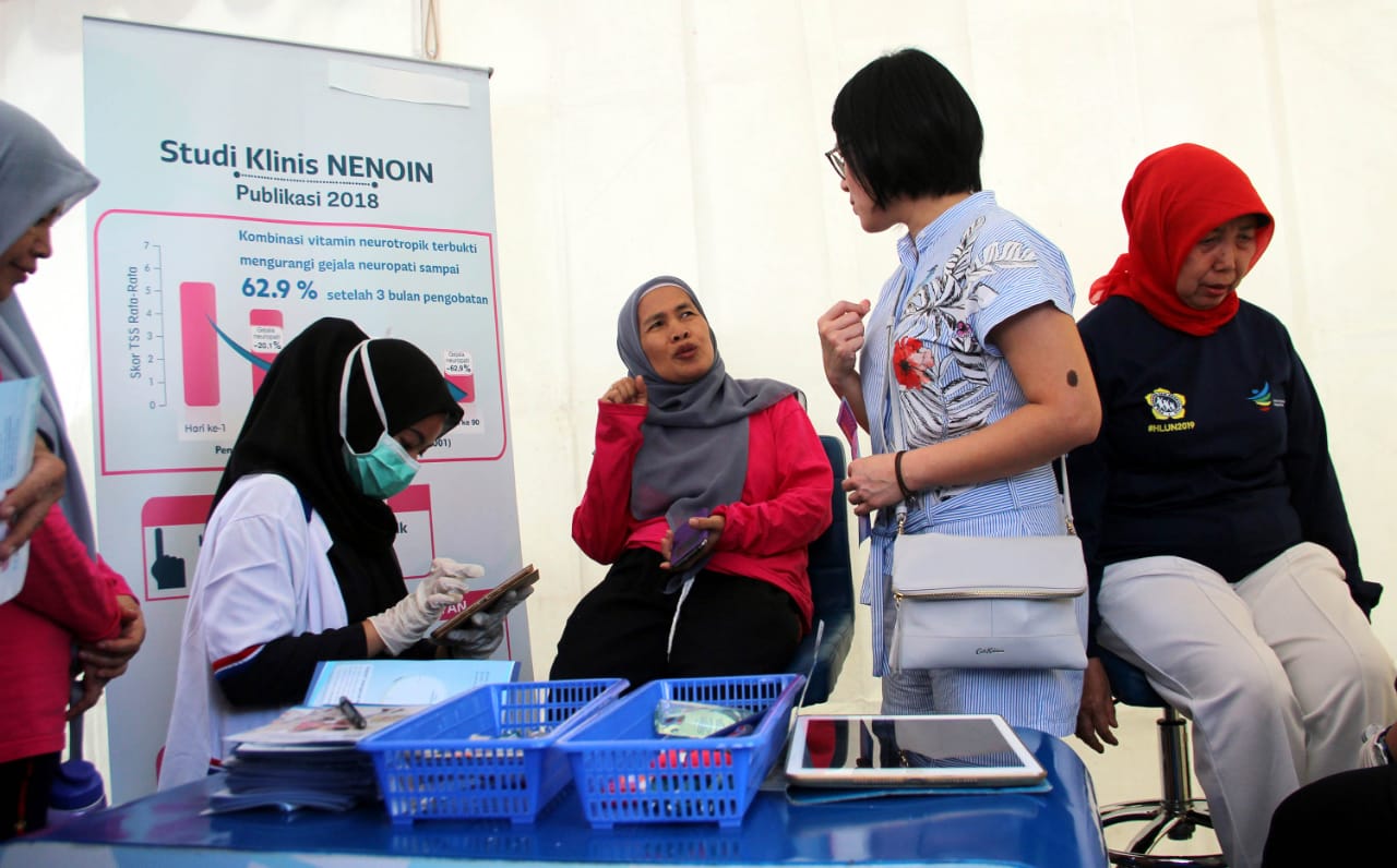 Pemeriksaan para lansia di booth Neuropathy Check Point.
