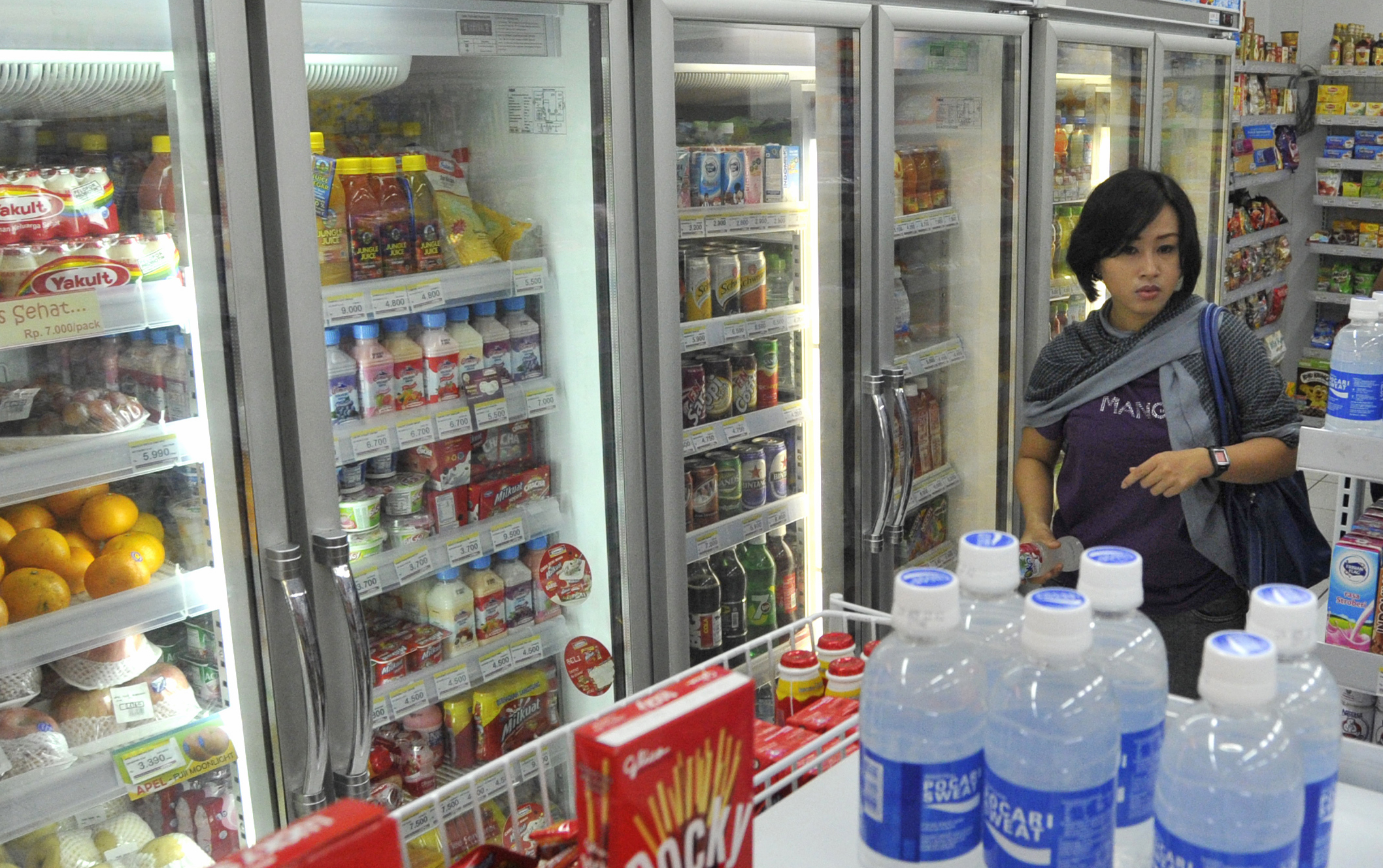 Pembatasan Gerai Waralaba.  Konsumen berbelanja di sebuah minimarket di kawasan Pasar Baru, Jakarta Pusat, Kamis (1/11)