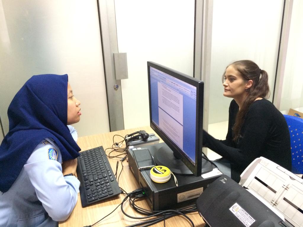 Kantor Imigrasi Kelas II Non TPI memeriksa Sonya Marie Mellor, 34, warga Australia yang tinggal di Indonesia tanpa izin.  