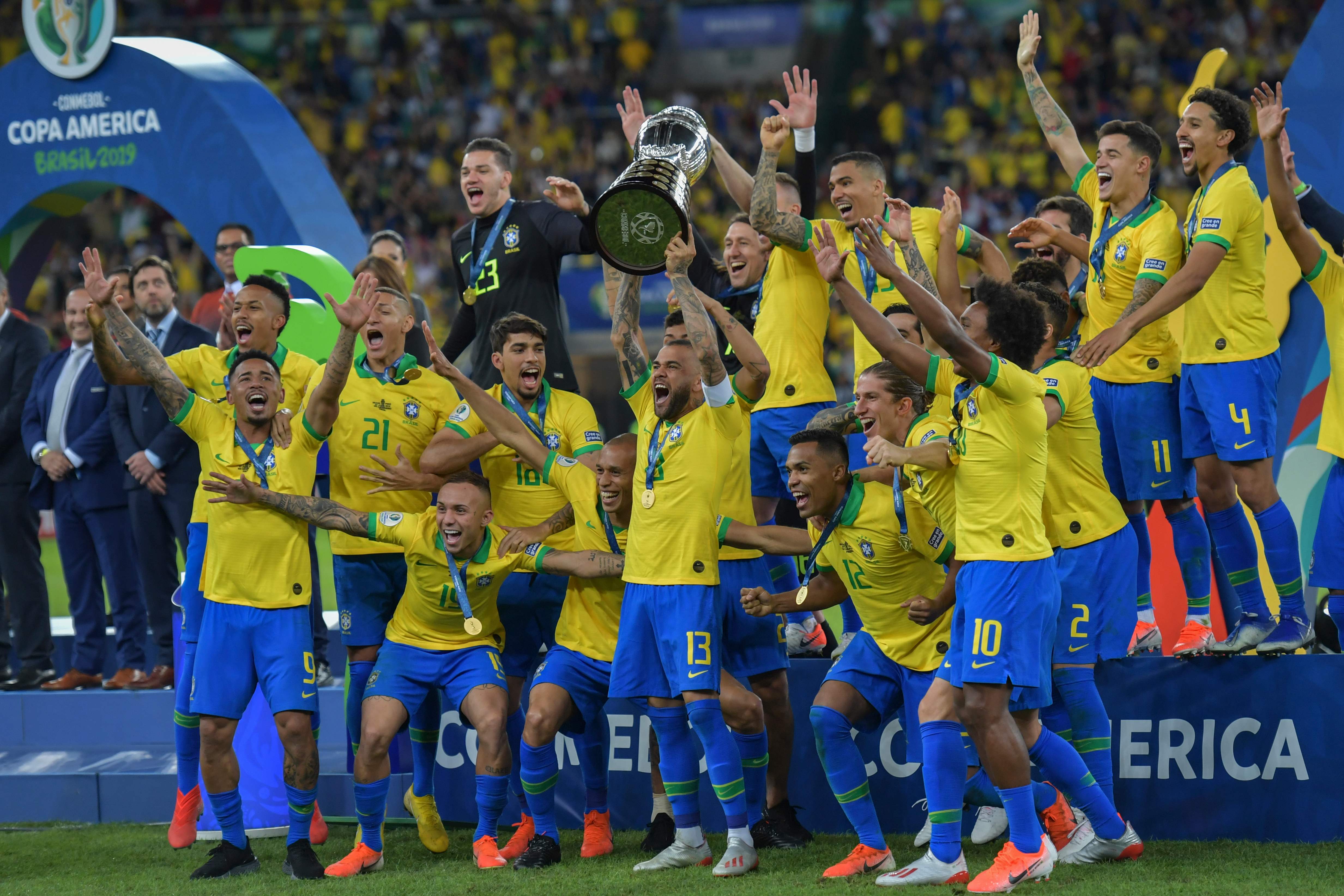 Para pemain Brasil merayakan keberhasilan mereka menjadi juara Copa America
