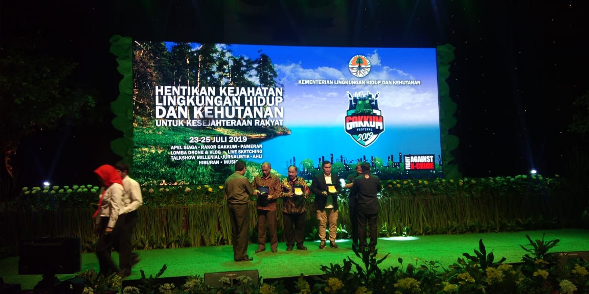 KLHK memberikan cendera mata kepada pembicara di rapat koordinasi penegakan hukum lingkungan dan kehutanan Gakkum Festival