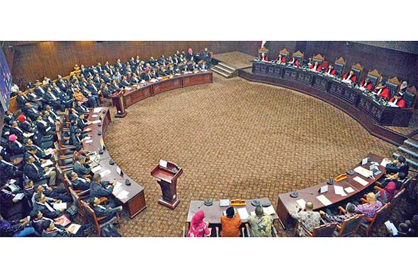 Sembilan majelis hakim Mahkamah Konstitusi (MK) yang dipimpin Ketua MK Anwar Usman (tengah) membacakan putusan kelanjutan perkara sengketa p