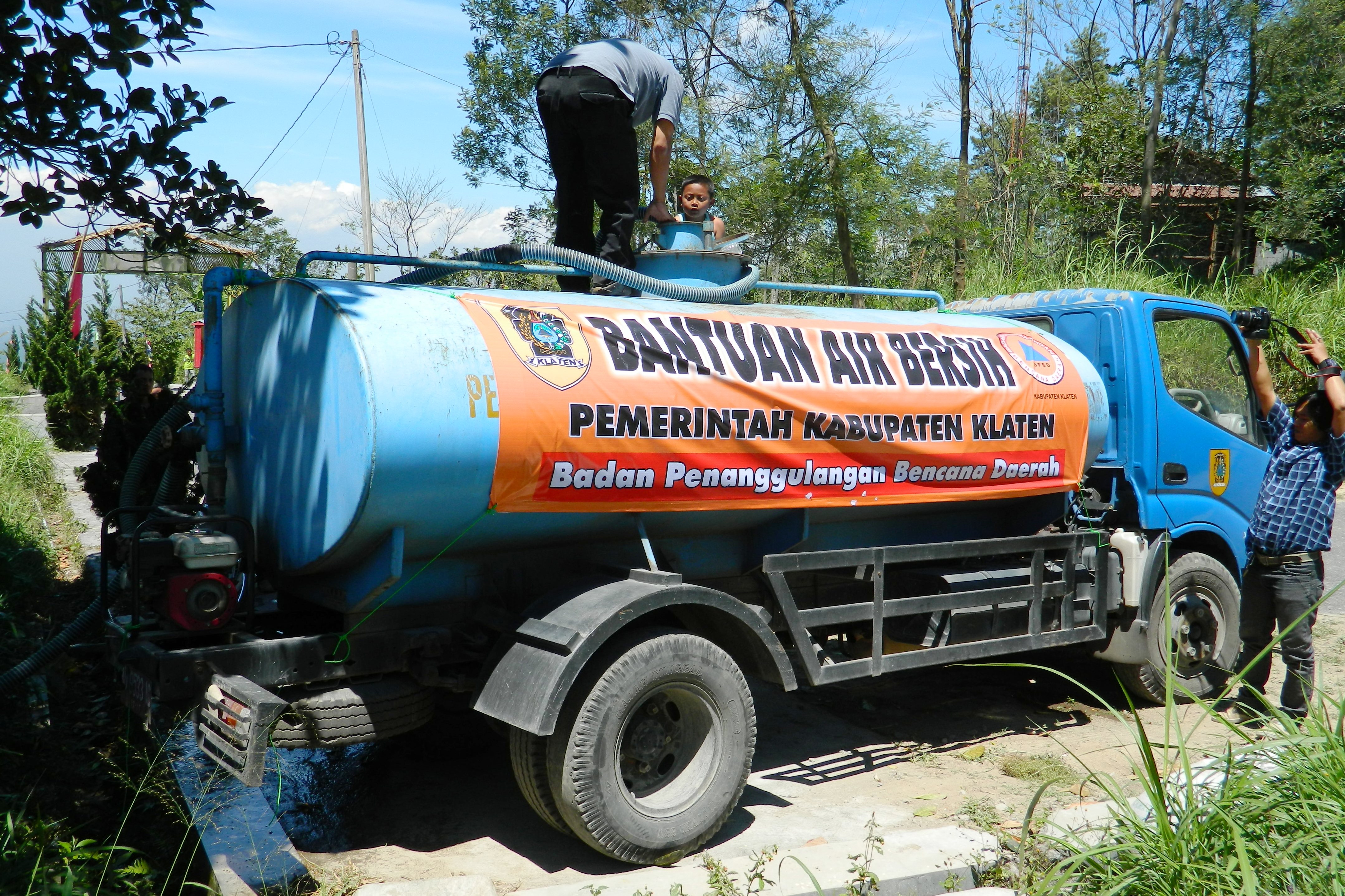 BPBD Klaten menyalurkan bantuan air bersih untuk warga di daerah kekeringan.