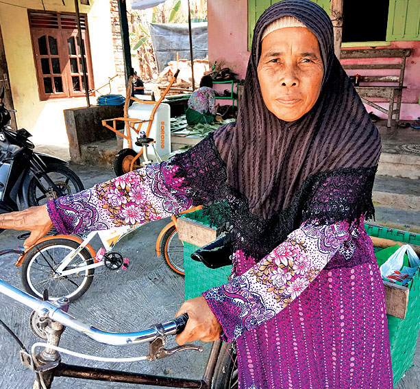   NAIK HAJI: Tri Darini berpose bersama sepeda yang digunakan untuk jualan kerupuk keliling.