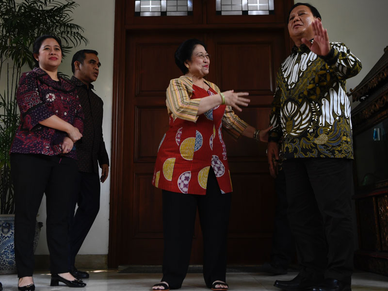 Ketua Umum PDI Perjuangan Megawati Soekarnoputri (kedua kanan) dan Ketua Umum Partai Gerindra Prabowo Subianto (kanan).