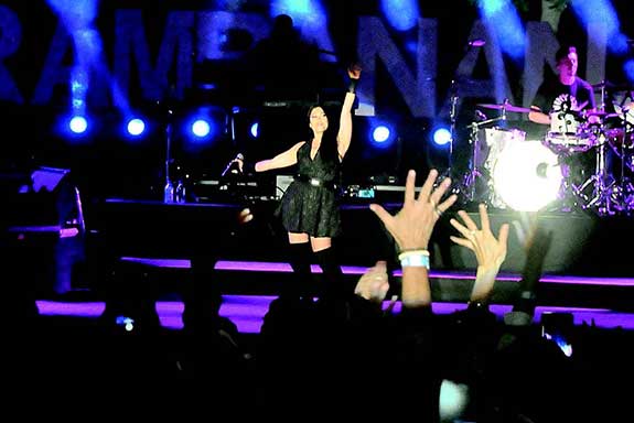 Aksi panggung Anggun membawakan lagu yang populer di era 1990-an, mampu mengajak penonton bernyanyi bersama