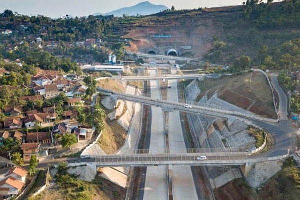 Ruas tol Cisumdayu yang akan menghubungkan Kota Bandung dengan Bandara Kertajati ditarget selesai akhir 2020  