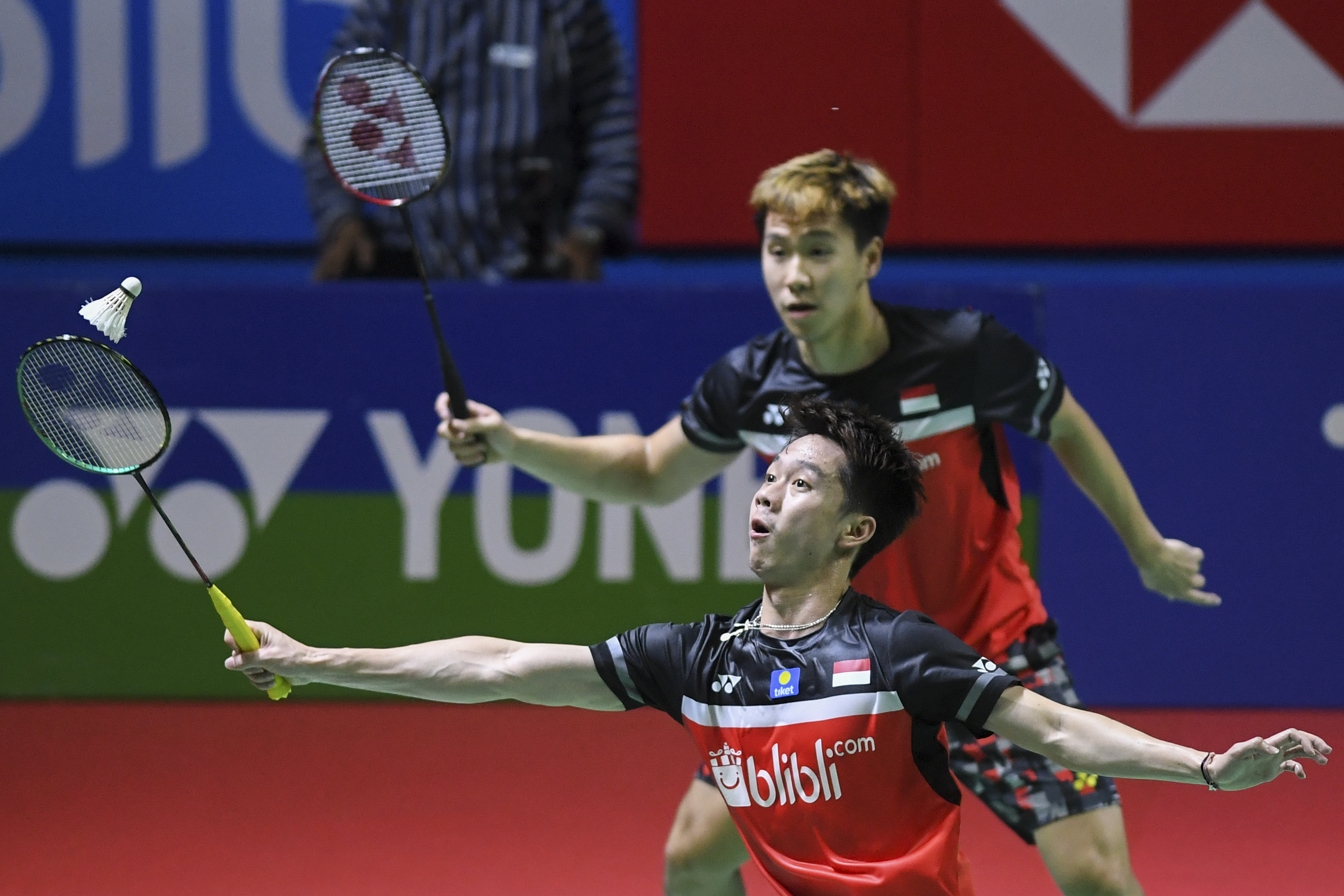Pebulu tangkis ganda putra Indonesia Kevin Sanjaya Sukamuljo (bawah) dan Marcus Fernaldi Gideon 