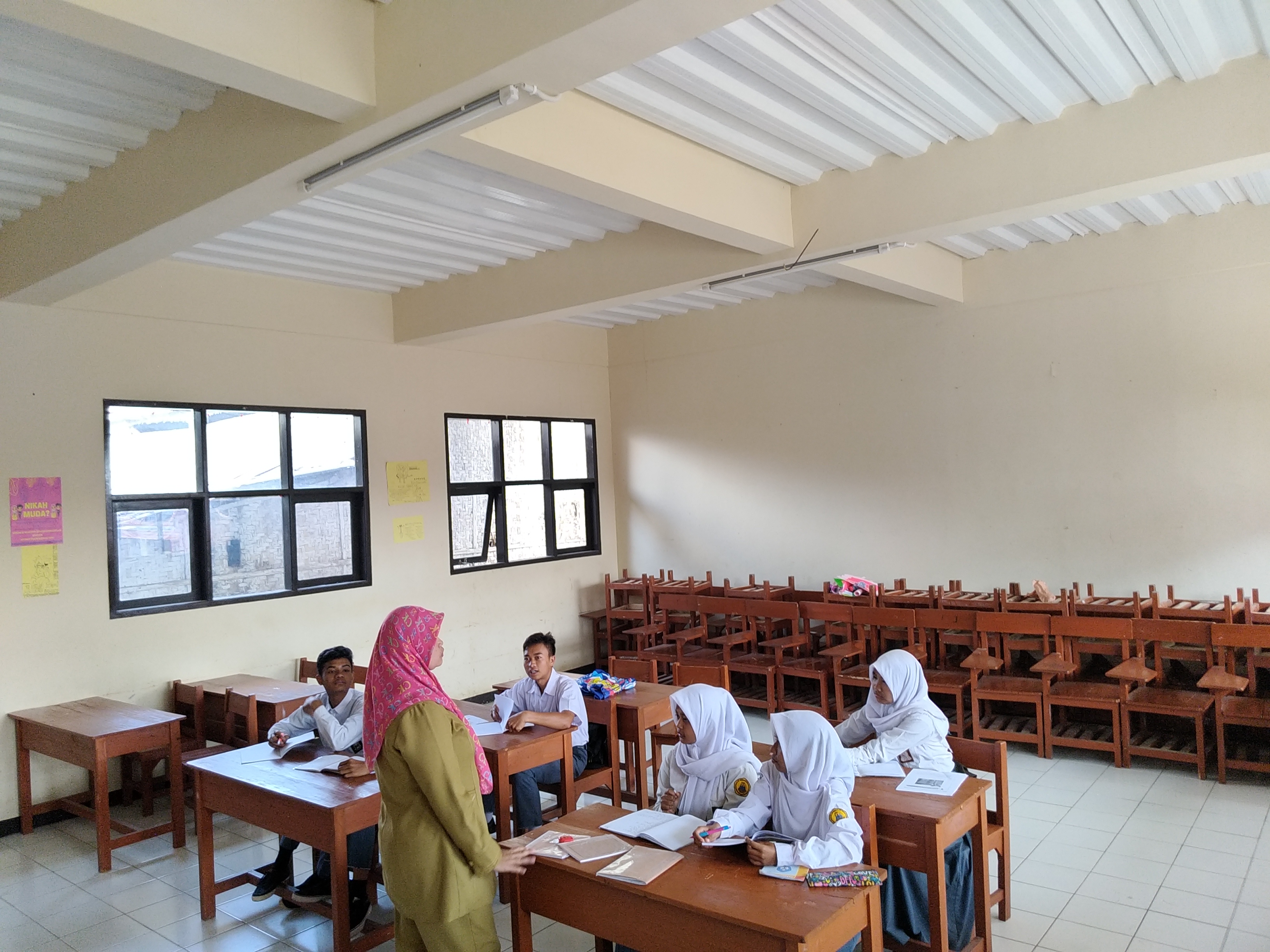 Seorang guru sedang memberikan materi pembelajaran kepada siswa kelas 1 SMK Bhakti Nusantara Nasional (BNN) Cisarua, beberapa waktu lalu.