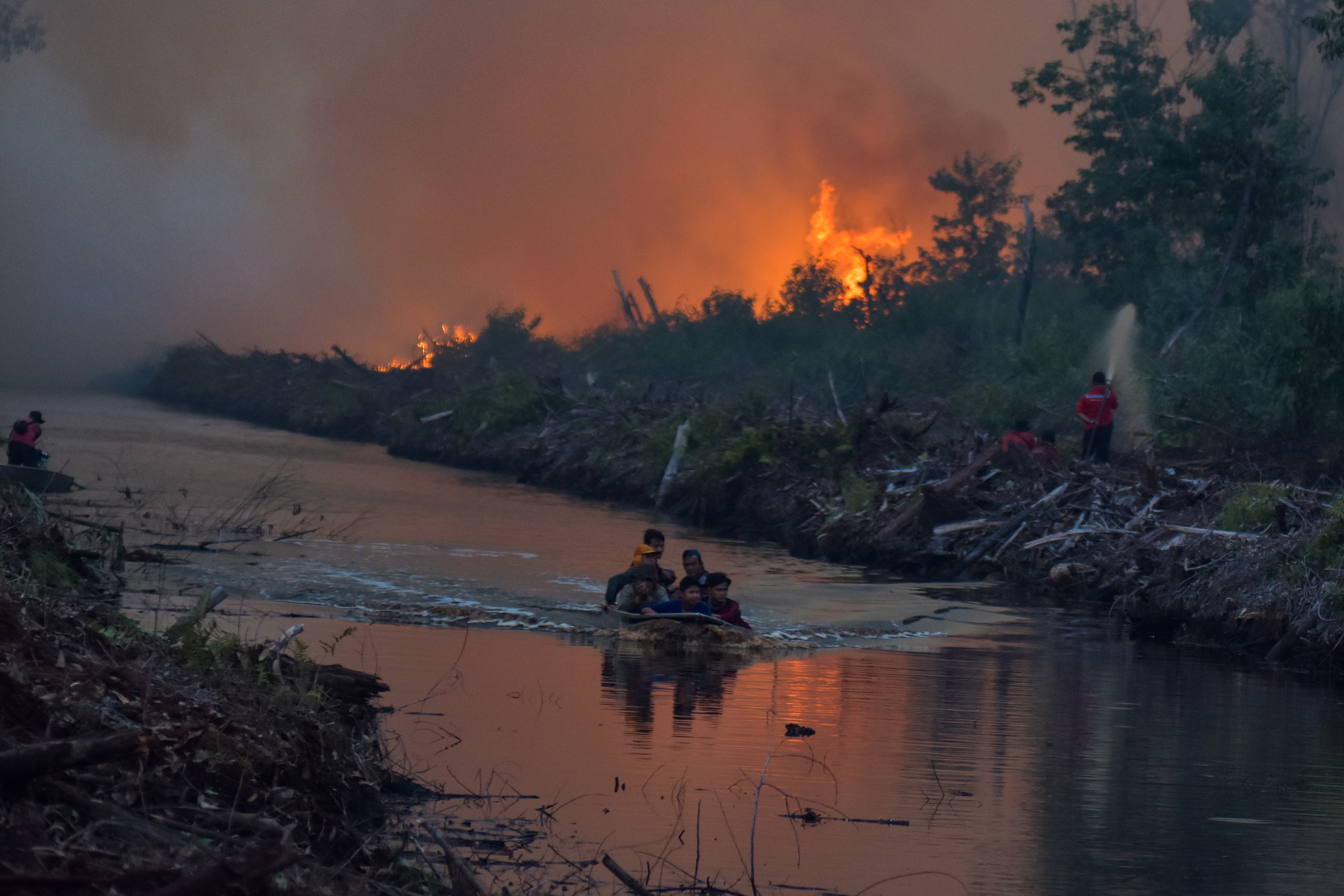 Sejumlah petugas pemadan kebakaran PT Riau Andalan Pulp and Paper (RAPP) berusaha memadamkan kebakaran lahan gambut di Pelalawan, Riau.