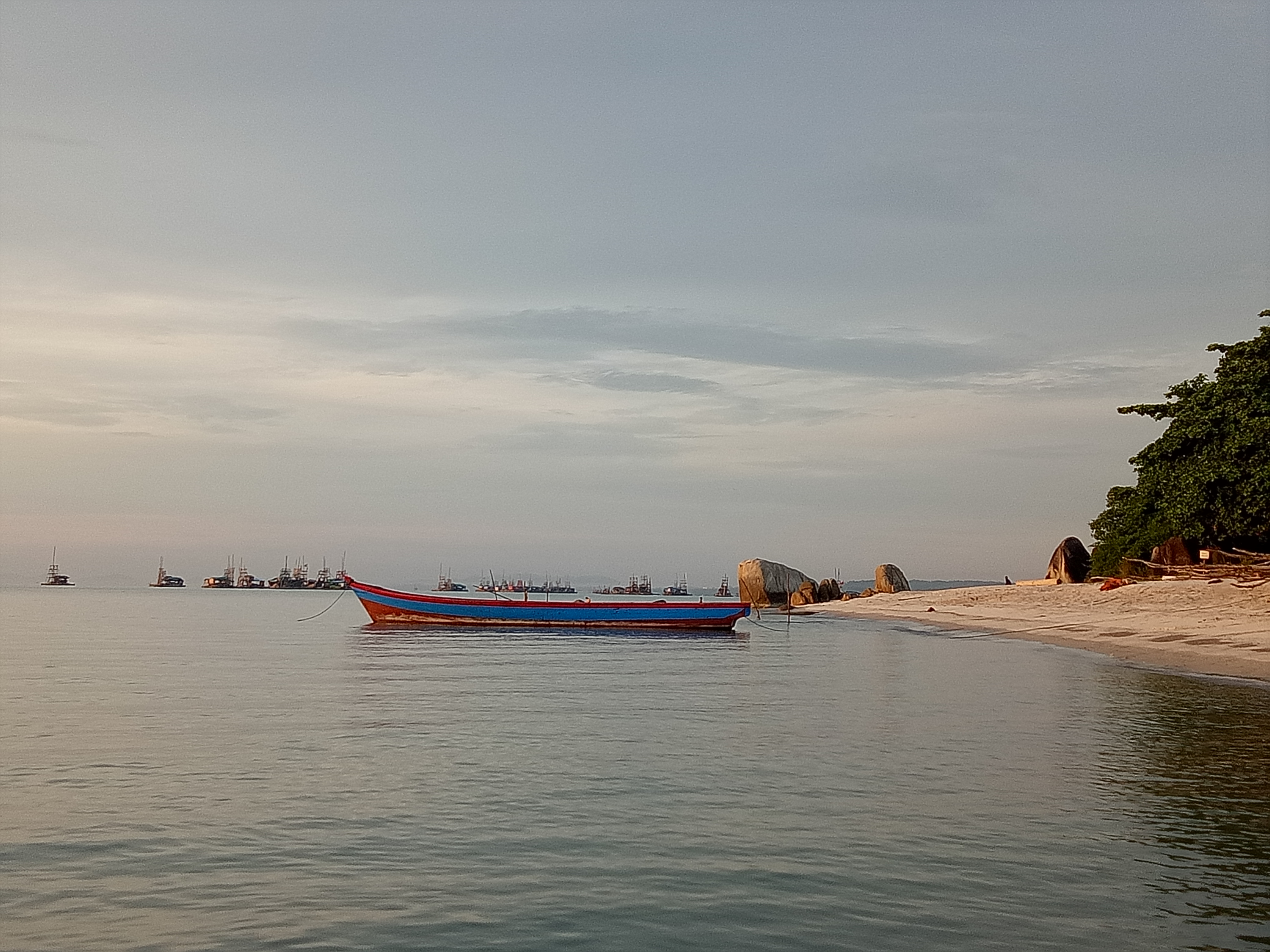 Aktivitas tambang di perairan pantai di pulau bangka mulai di keluhkan wisatawan.