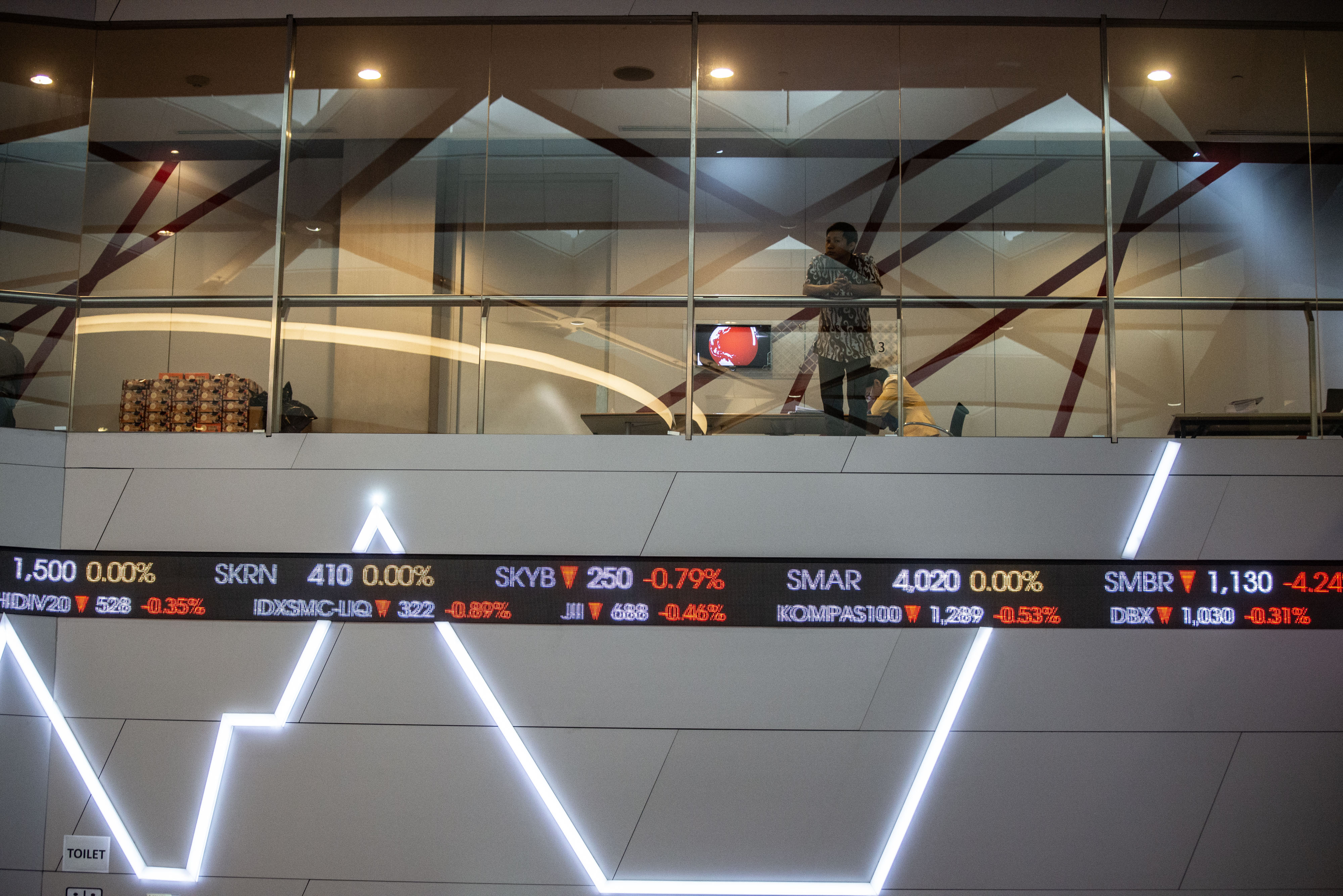  Karyawan beraktivitas di dekat layar pergerakan saham di gedung Bursa Efek Indonesia (BEI), Jakarta,