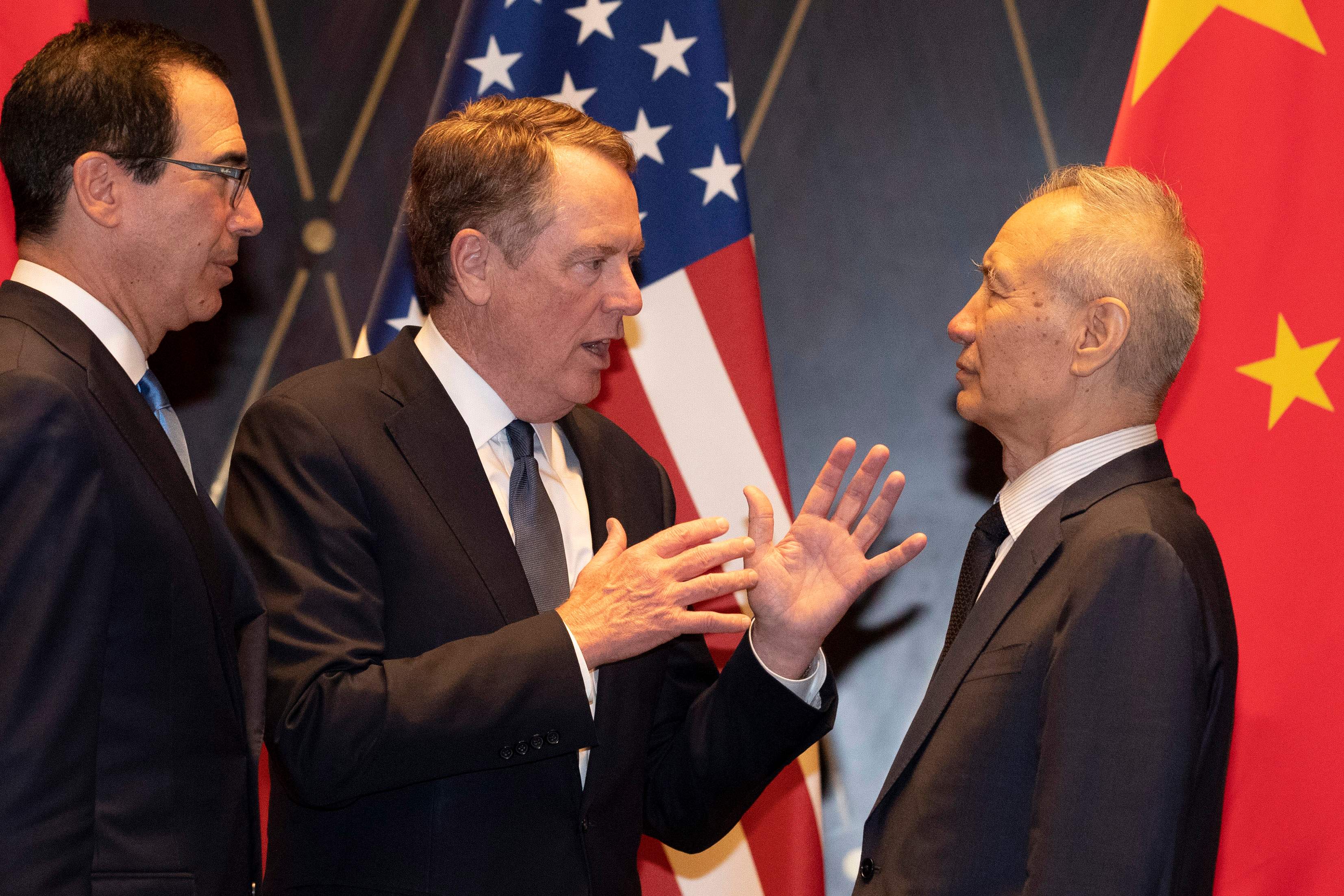 Perwakilan Dagang Amerika Serikat Robert Lighthizer (tengah) dan  Menteri Keuangan AS Steve Mnuchin (kiri)