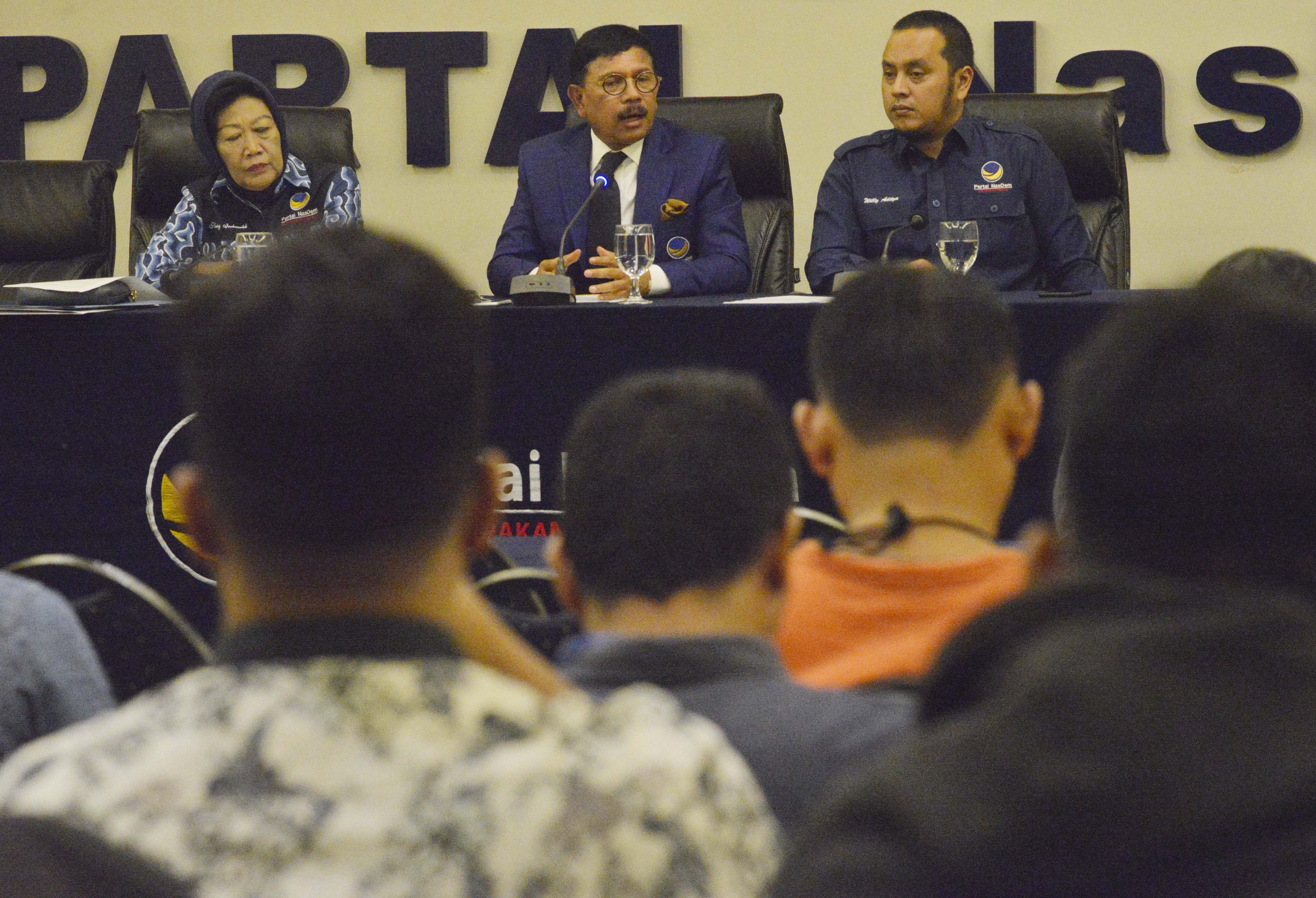 Sekjen Partai NasDem Johnny G Plate (tengah) bersama Ketua DPP Willy Aditya (kanan) dan Kepala Sekola Legislatif Partai Nining Indra Shaleh