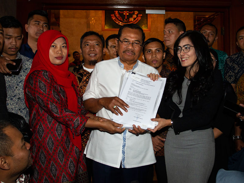 Jaksa Agung HM Prasetyo (tengah) menerima surat permohonan Rieke Diah Pitaloka (kanan) dan Baiq Nuril Maknun (ketiga kiri).