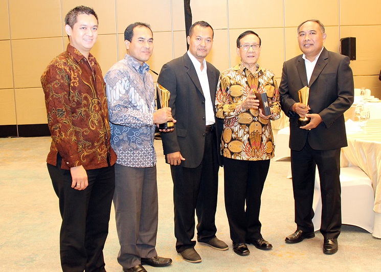 Manajemen Modernland Realty bersama mantan Menpera Akbar Tanjung usai menerima penghargaan IPA 2019.