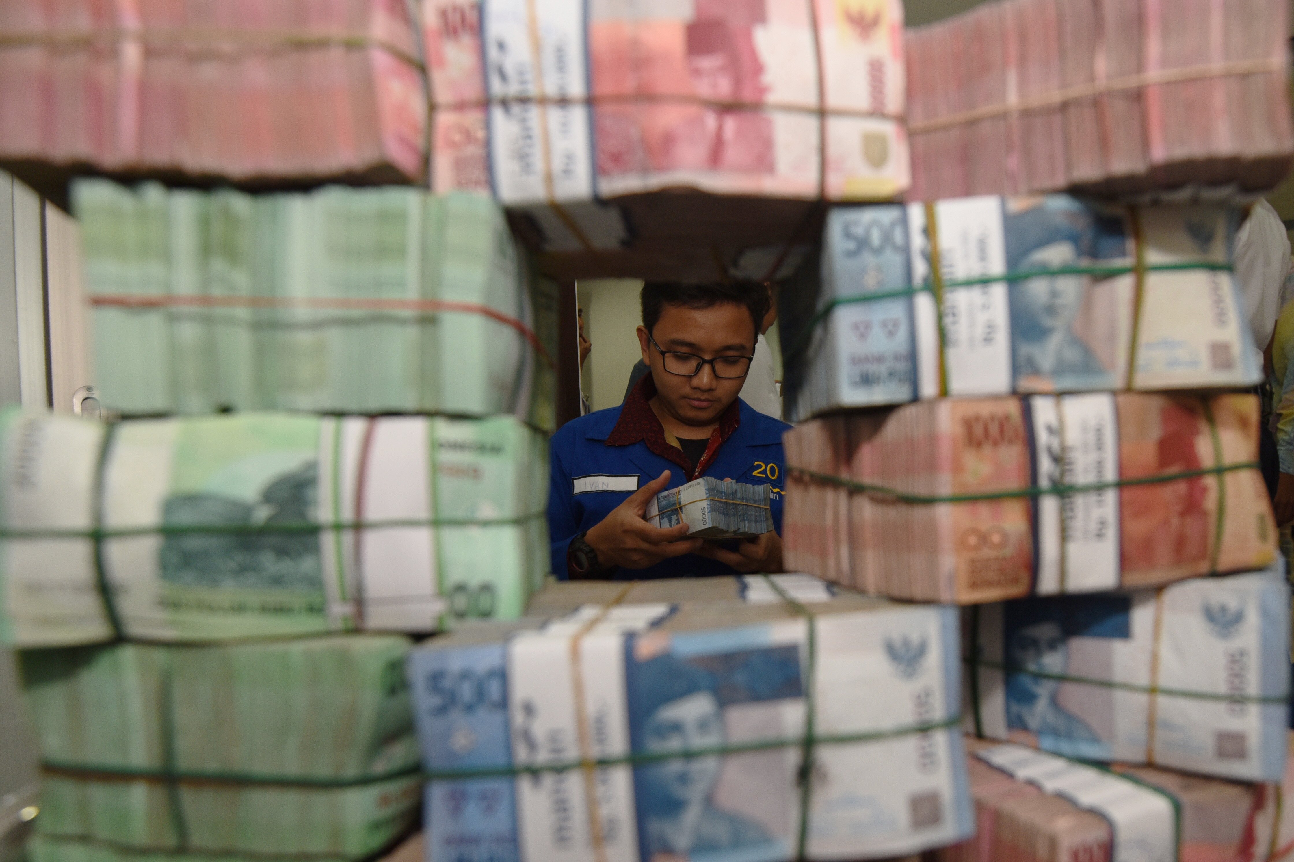 Petugas memeriksa uang di 'cash center' Plaza Mandiri, Jakarta, Senin (15/5).