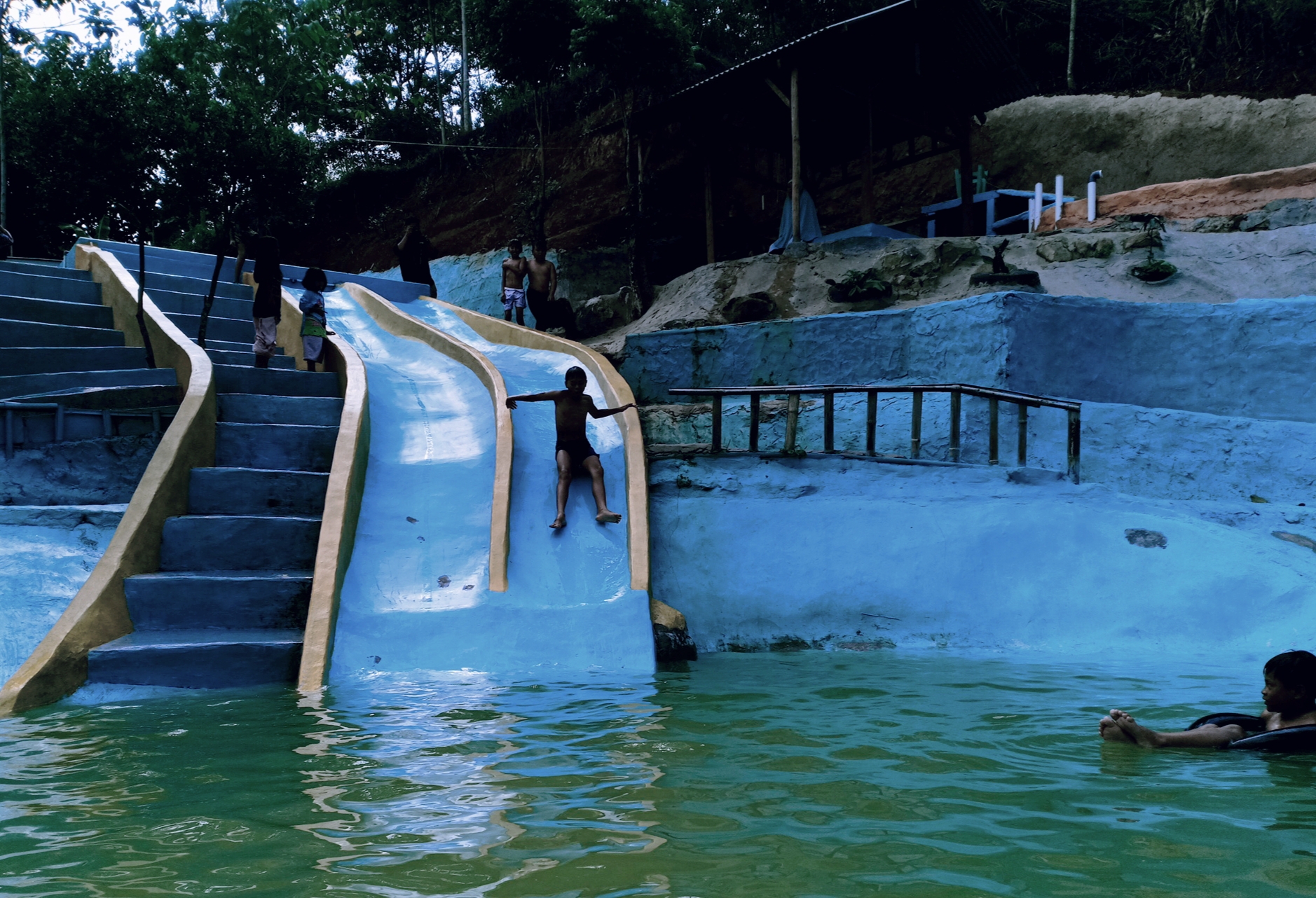 Sejumlah anak berenang di Kolam renang Si Bolang Ngojay di Kampung Babakan Ampera, Desa Jayagiri, Lembang, Kabupaten Bandung Barat