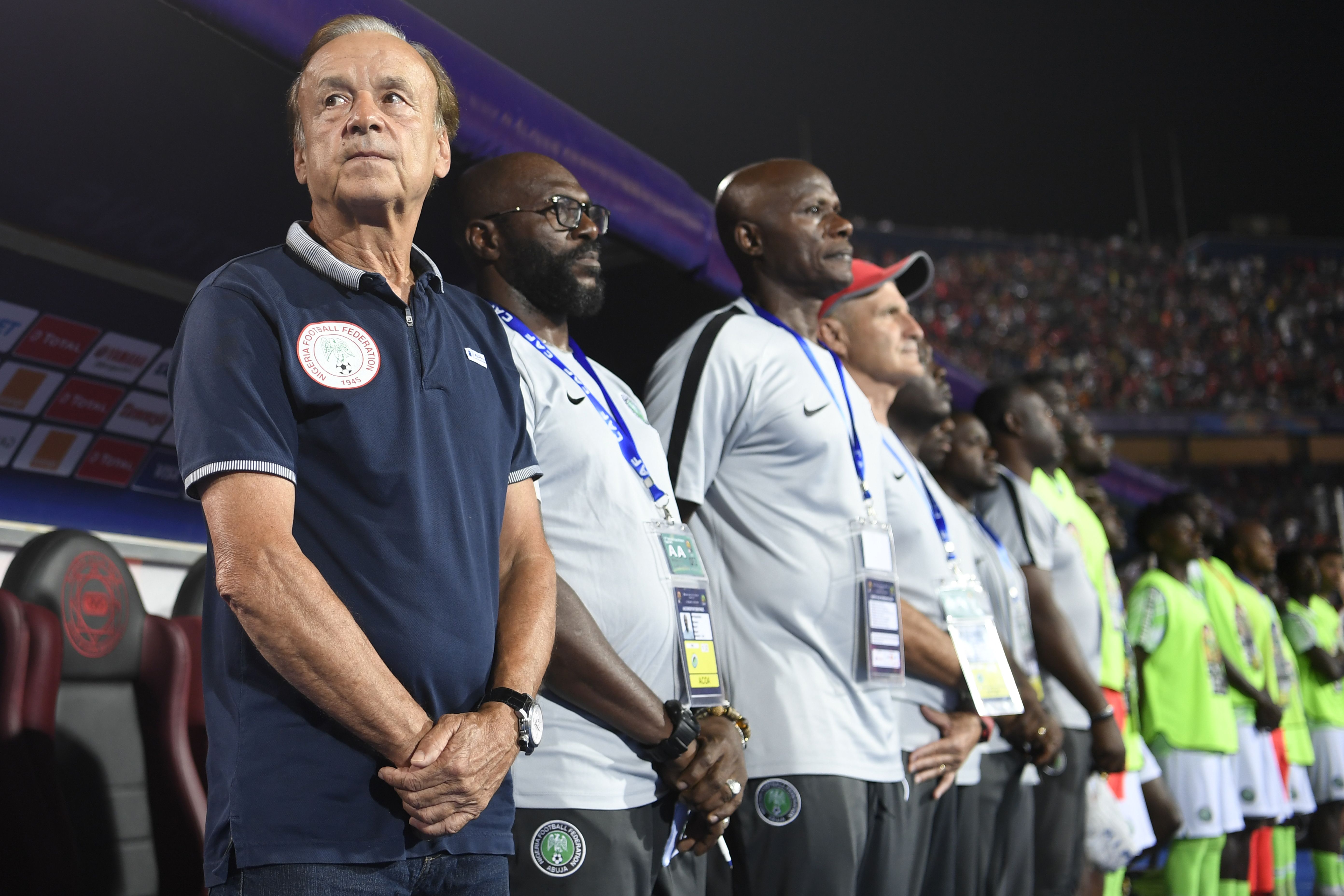 Pelatih Nigeria Gernot Rohr (kiri)