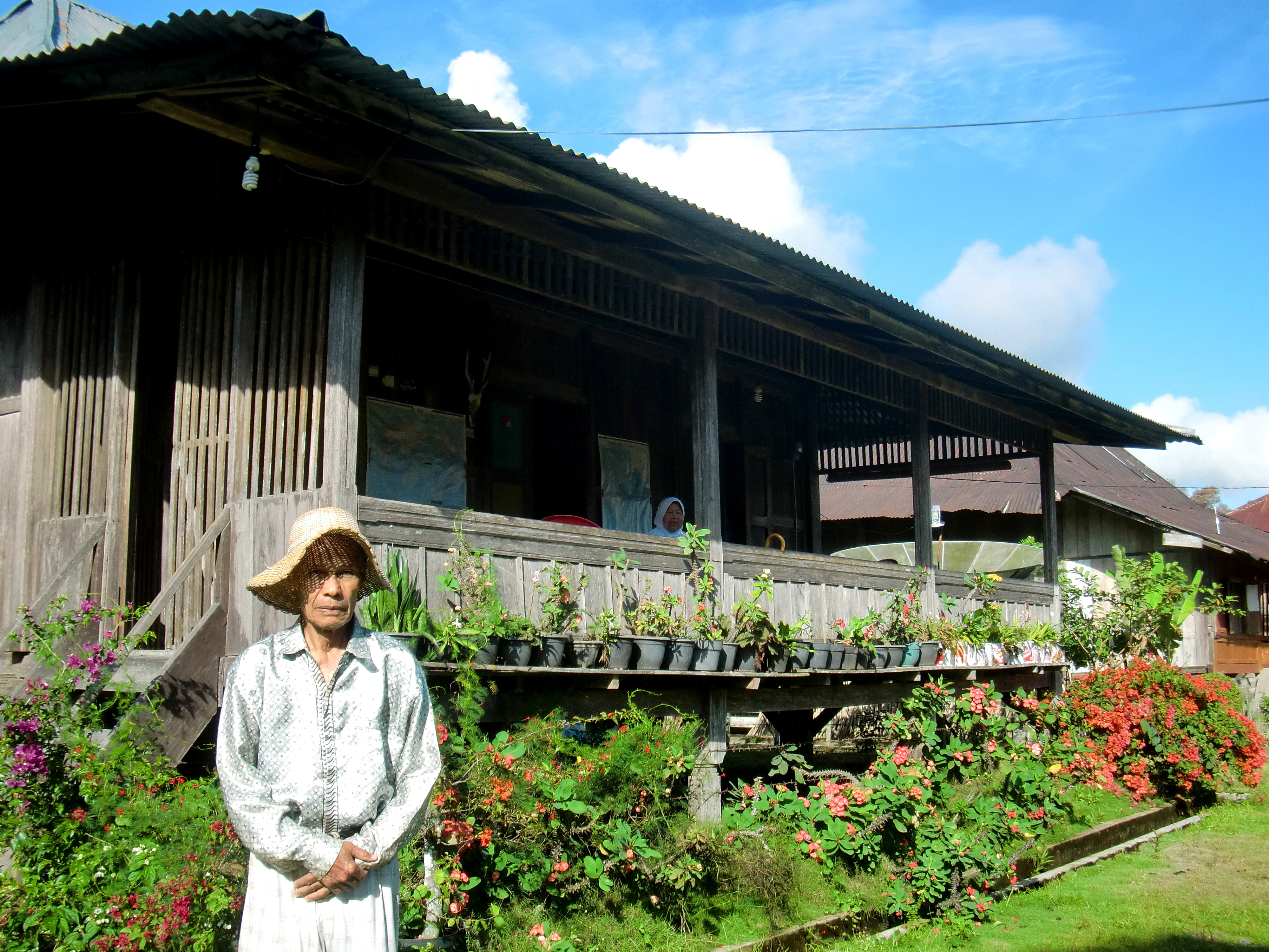  Rumah tradisional adat Lampung yangmemiliki ciri atap terbuta dari anyaman ilalang. Semua dibangun dari kayu untuk mengantisipasi gempa.