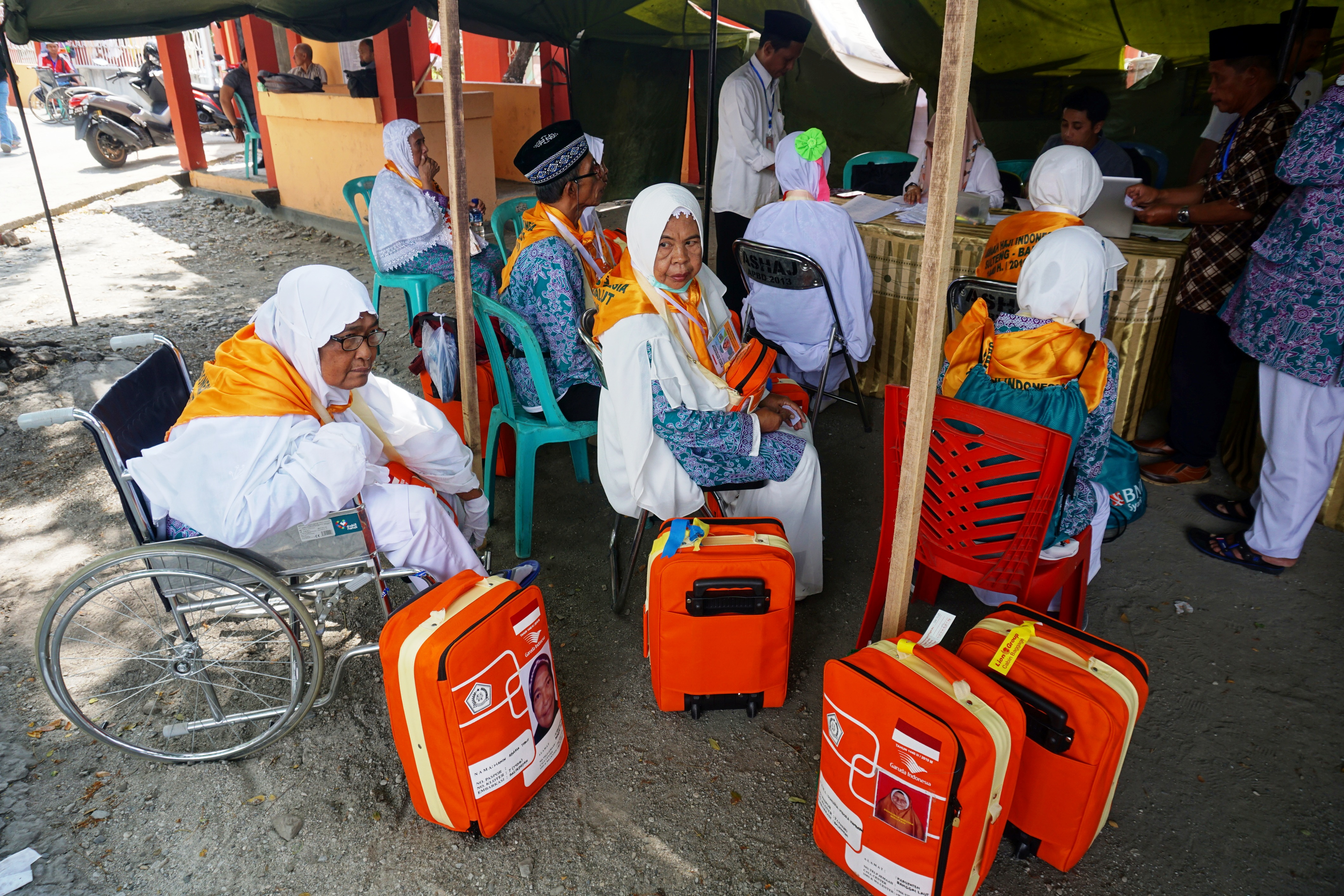  Sejumlah Jamaah calon haji melakukan proses registrasi saat tiba di Asrama Haji Transit Palu di Palu, Sulawesi Tengah, Rabu (24/7/2019).