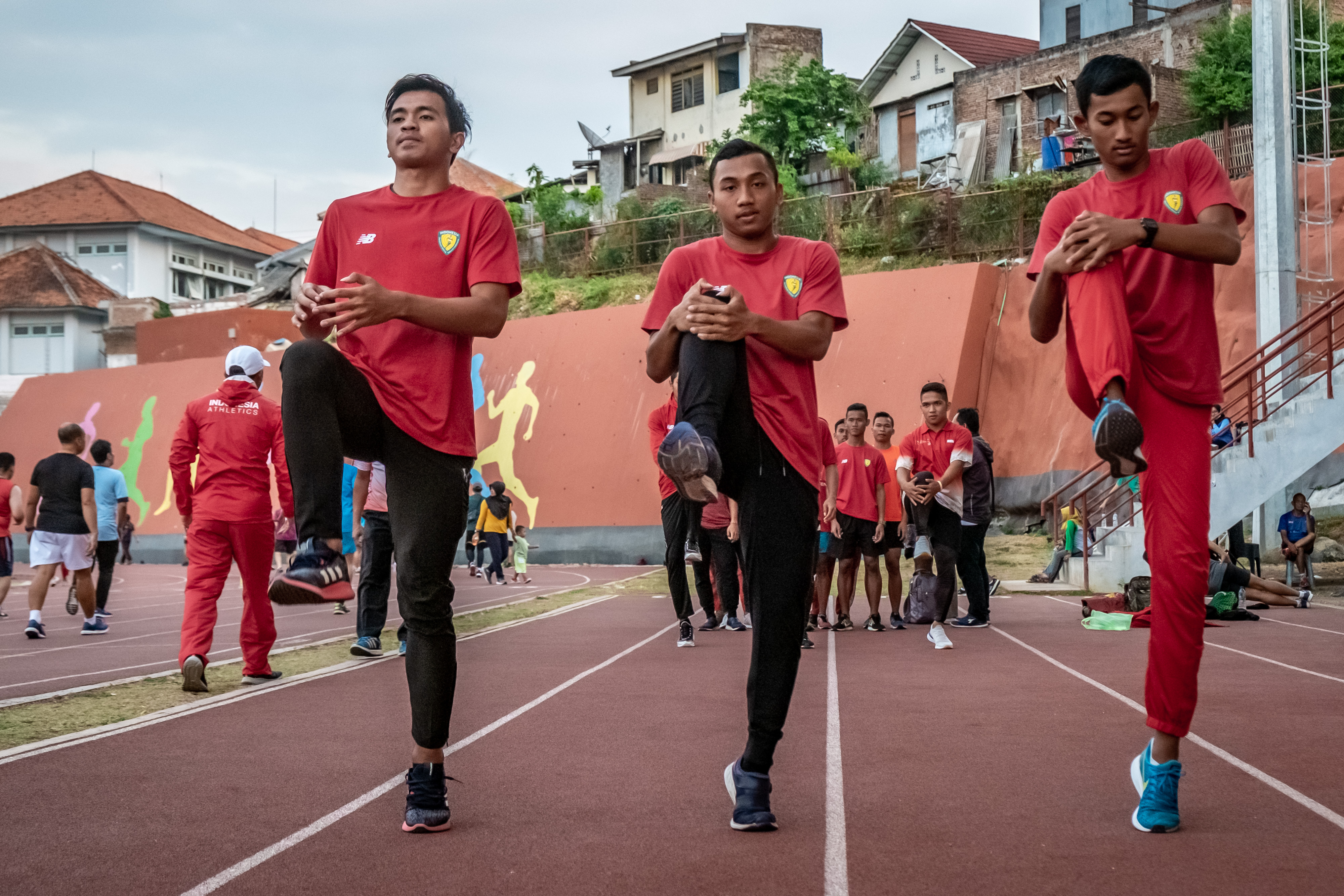  Sejumlah atlet atletik putra kontingen Indonesia untuk ASEAN School Games  2019 melakukan pemanasan sebelum latihan di GOR Tri Lomba Juang.