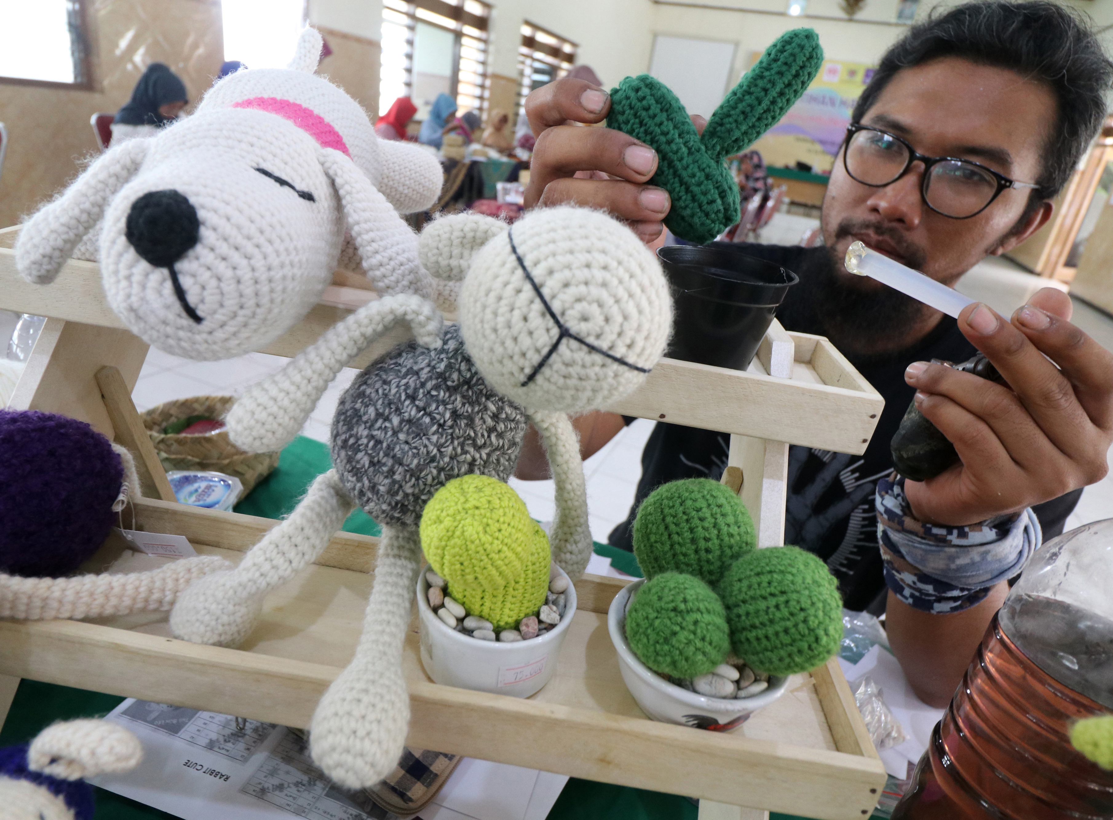 Ilustrasi: Seorang peserta tengah mengikuti pelatihan kreasi rajut beberapa waktu lalu.