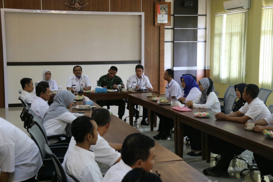 Bupati Blora Djoko Nugroho (tengah baju putih berkacamata) usai meresmikan posko kekeringan, Rabu (24/7)