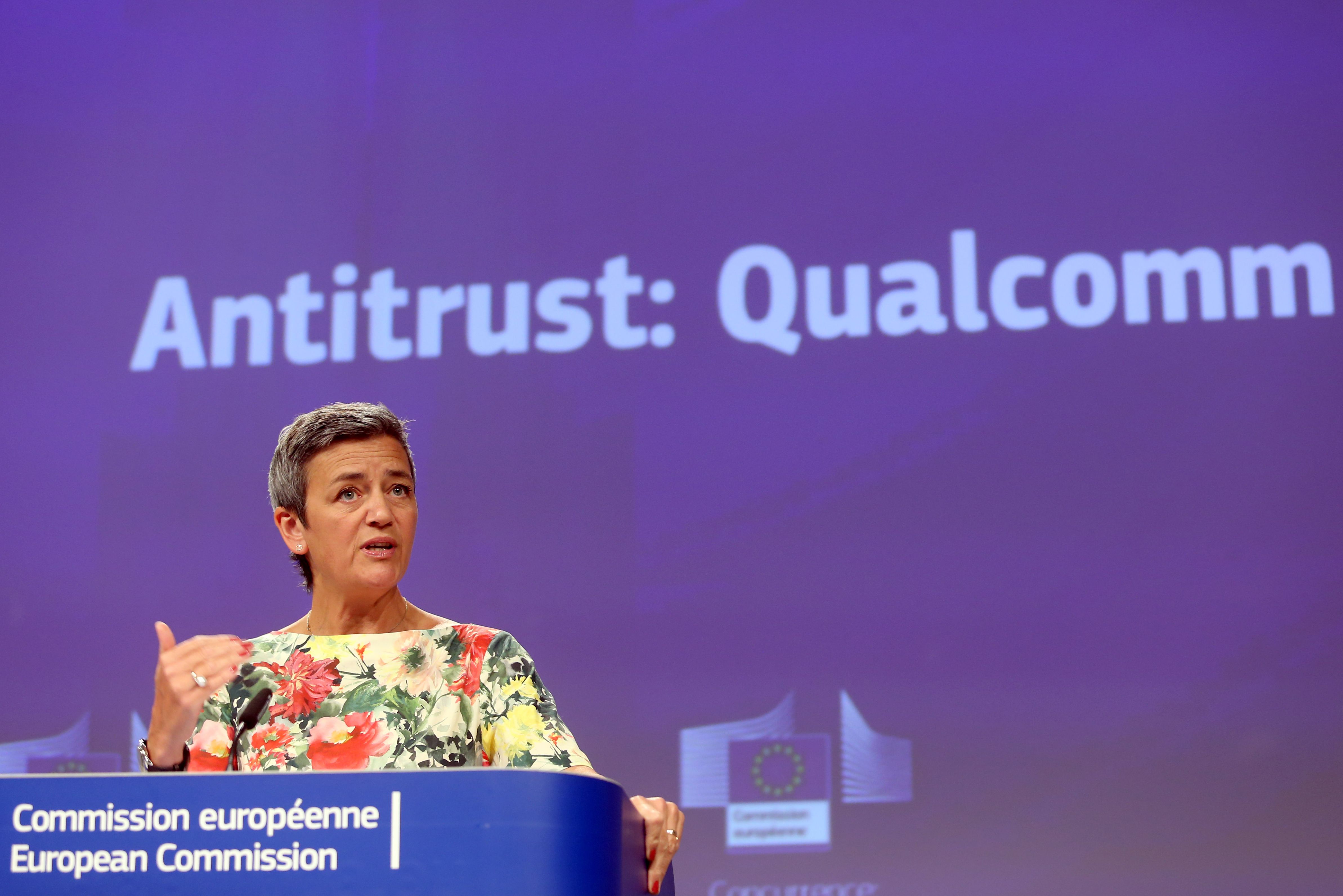 Komisaris antimonopoli Uni Eropa, Margrethe Vestager saat memberi keterangan pers terkait sanksi terhadap Qualcomm di Brussel, Kamis (18/7).