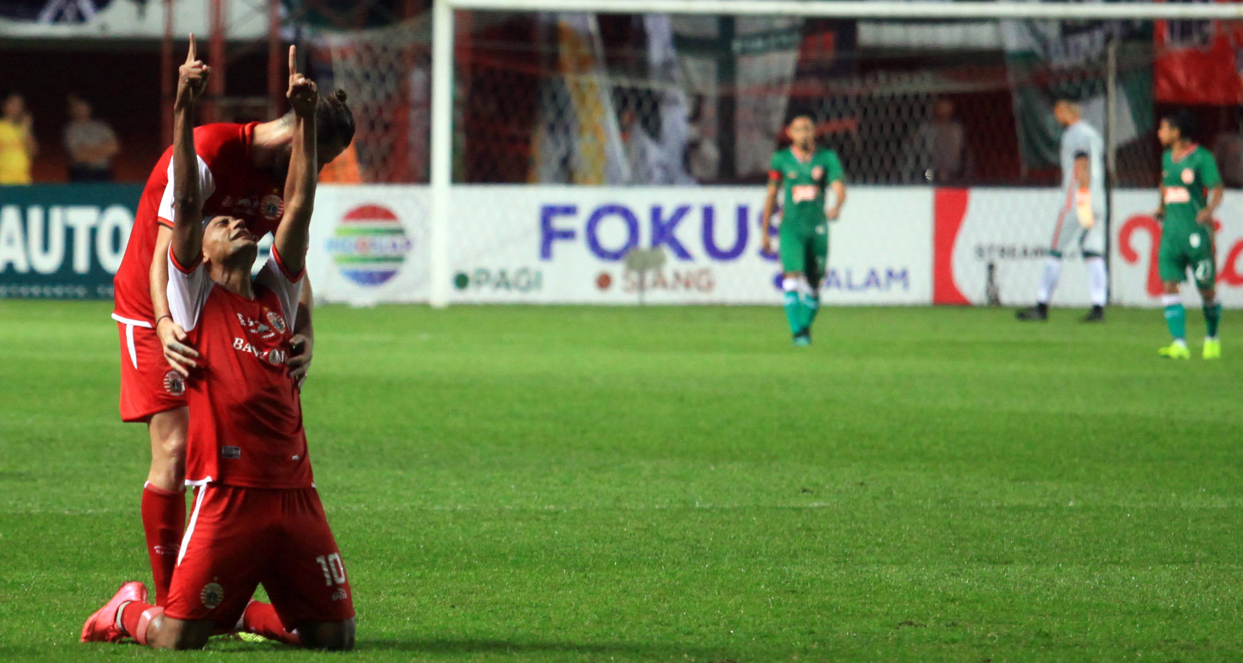 Pemain Persija melakukan selebrasi usai menjebol gawang PSS