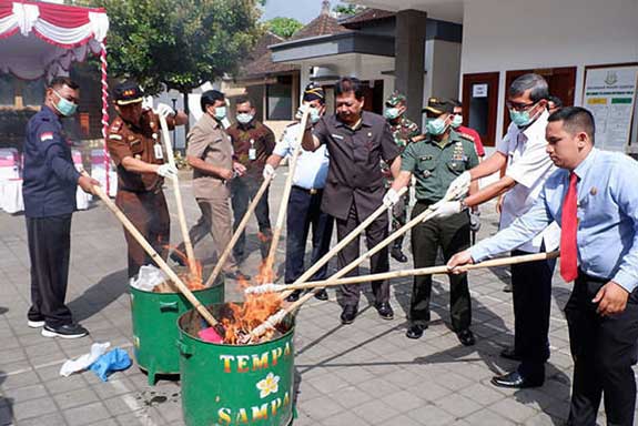 Kejaksaan Negeri Gianyar, Bali, memusnahkan barang bukti narkotika jenis sabu 