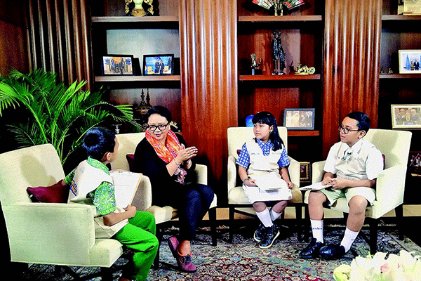 Menteri Luar Negeri, Ibu Retno Lestari Priansari Marsudi dan para reporter cilik (repcil) Media Anak bekerja sama dengan Metro TV