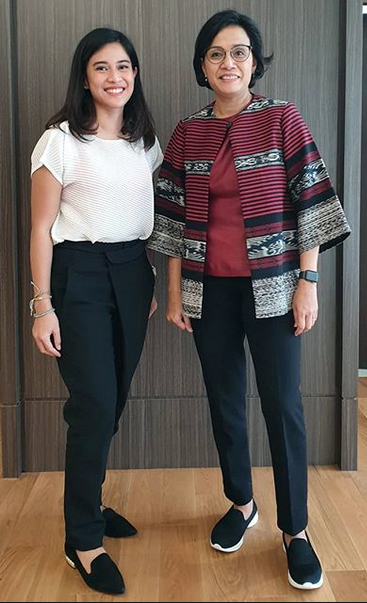 Sri Mulyani (kanan) bersama Dian Sastro
