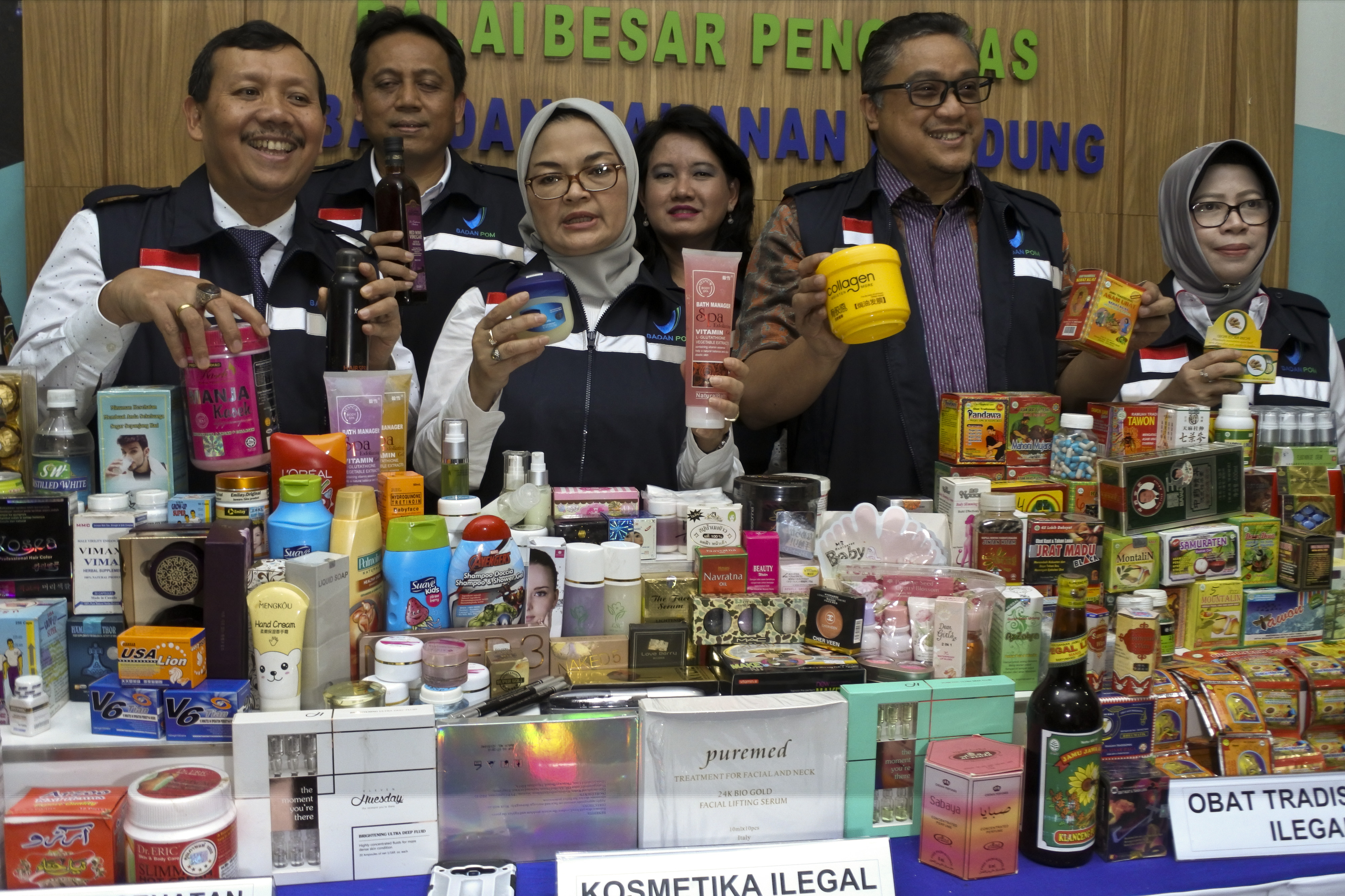 PEMUSNAHAN OBAT DAN MAKANAN ILEGAl Ketua Komisi IX DPR RI Dede Yusuf (kedua kanan) bersama Kepala BPOM RI Penny K. Lukito (kedua kiri) 