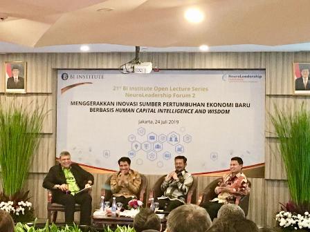 Eks Gubernur Sulawesi Selatan, Syahrul Yasin Limpo (kedua dari kanan)