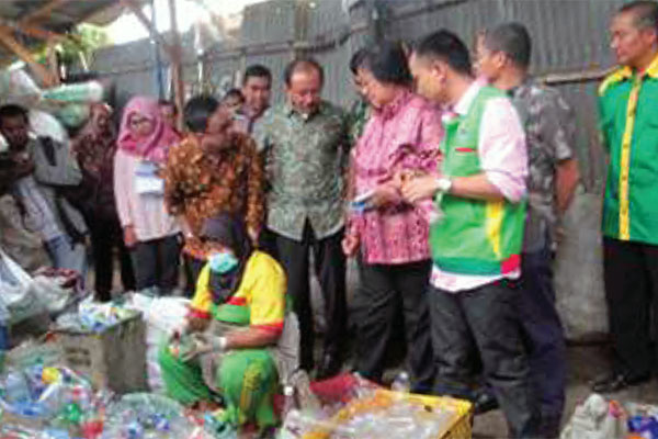 Menteri KLHK Siti Nurbaya sedang menyaksikan pekerja memilah limbah plastik
