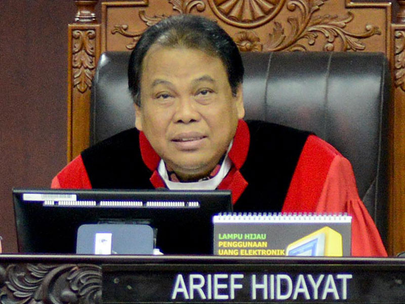 Hakim MK Arief Hidayat memerhatikan pernyataan saksi dalam sidang lanjutan perselisihan hasil pemilihan umum (PHPU) Legislatif.