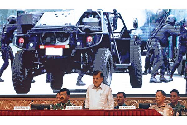 Wakil Presiden Jusuf Kalla (tengah) didampingi Panglima TNI Marsekal Hadi Tjahjanto (kiri) dan Kapolri Jenderal Tito Karnavian