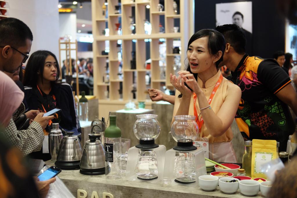 Tea master, Ratna Somantri, memberi penjelasan seputar kelebihan minuman teh dibandingkan minuman kopi.