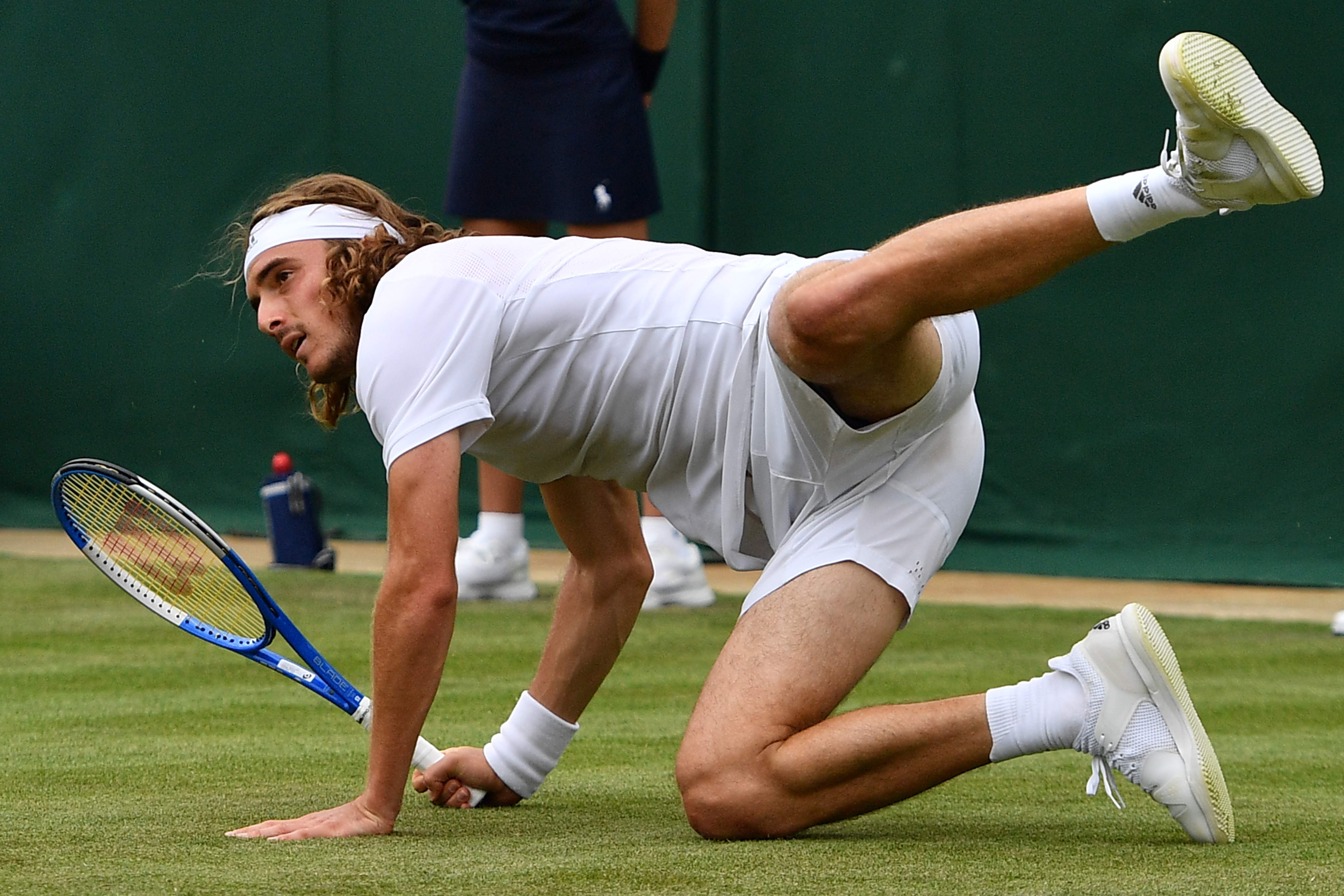 Stefanos Tsitsipas jatuh bangun dalam laga pembuka Wimbledon melawan Thomas Fabbiano